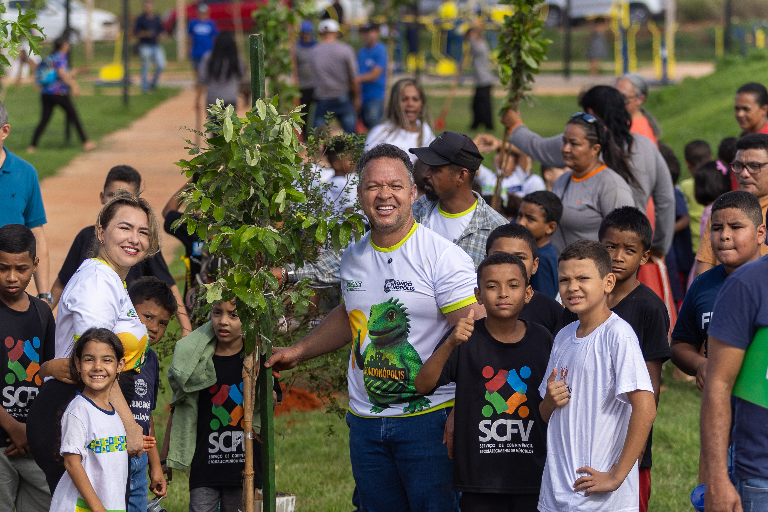 Prefeito faz plantio de árvores com crianças do SCFV no Alfredo de Castro